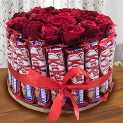 Delightful Arrangement of Kitkat with Red Roses