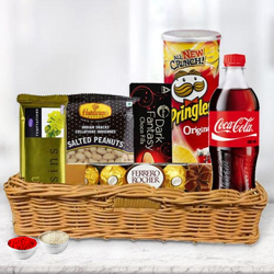 Enticing Gift Hamper of Gourmets